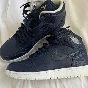 Nike Boy's Jordan 1 Retro High Basketball Shoe Navy/Light Bone